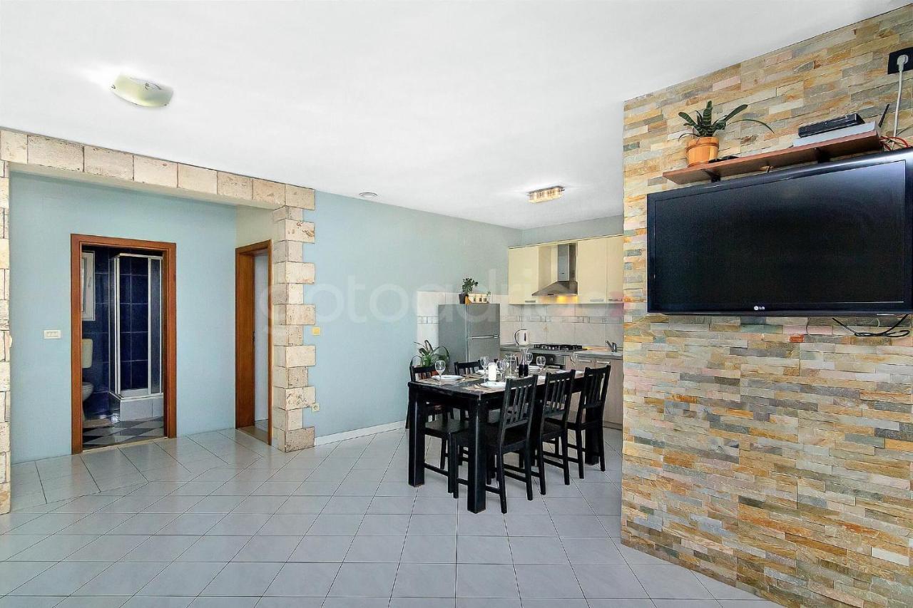 מאקרסקה Holiday Home Darius With Hot Tub מראה חיצוני תמונה